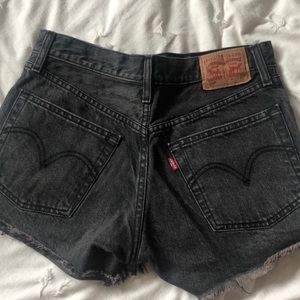 LEVIS 501 BLACK DENIM JEAN SHORTS !